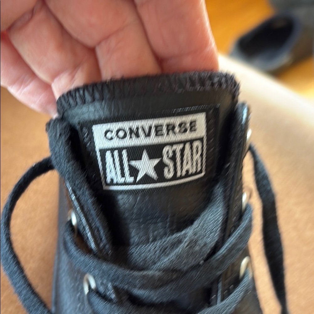 Converse  All Star Chuck Taylor Boys Leather Sneaker  Jr. US Sz:2 Black EUC - Picture 3 of 11